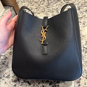 SAINT LAURENT LE 5 À 7 SUPPLE SMALL IN GRAINED LEATHER